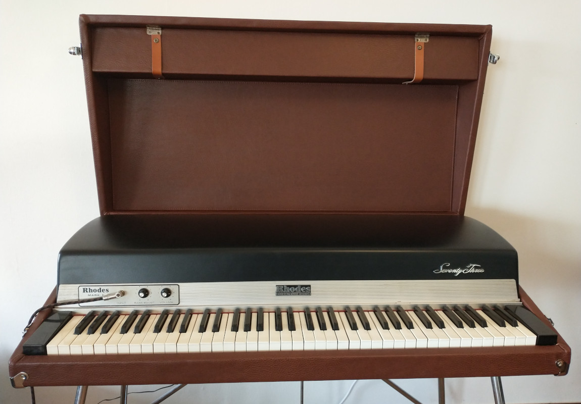 De van binnen en buiten geheel gereviseerde Rhodes piano frontaal